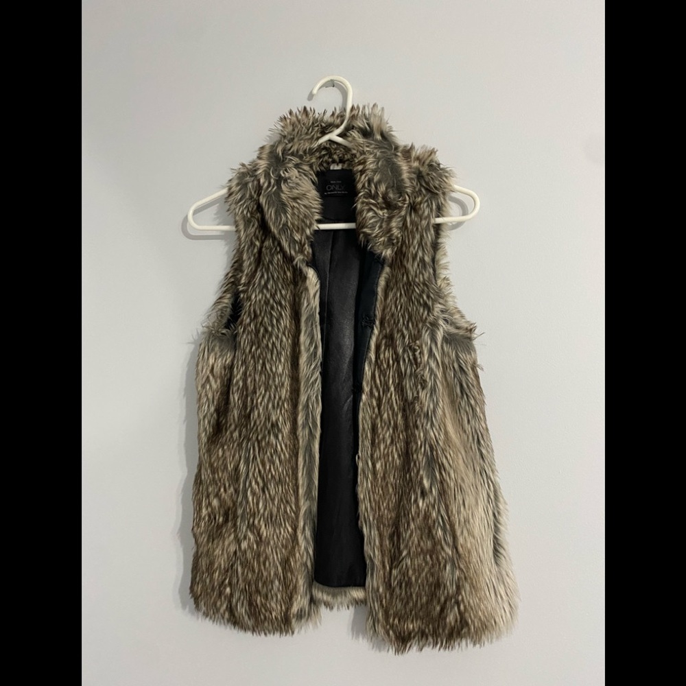 Fur vest